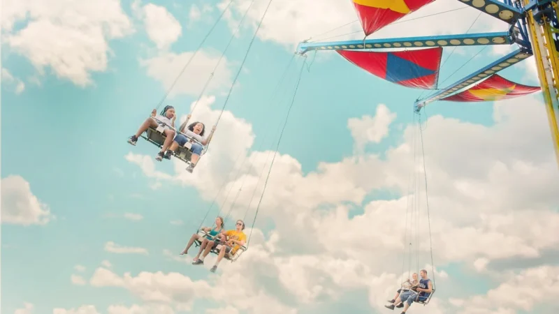 Lunapark na wybrzeżu — co sprawdza się dla młodszych i starszych dzieci